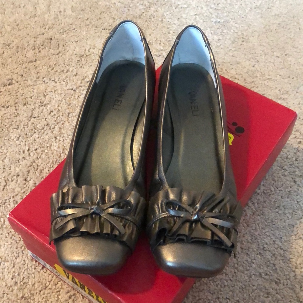 Vaneli Pewter Flat